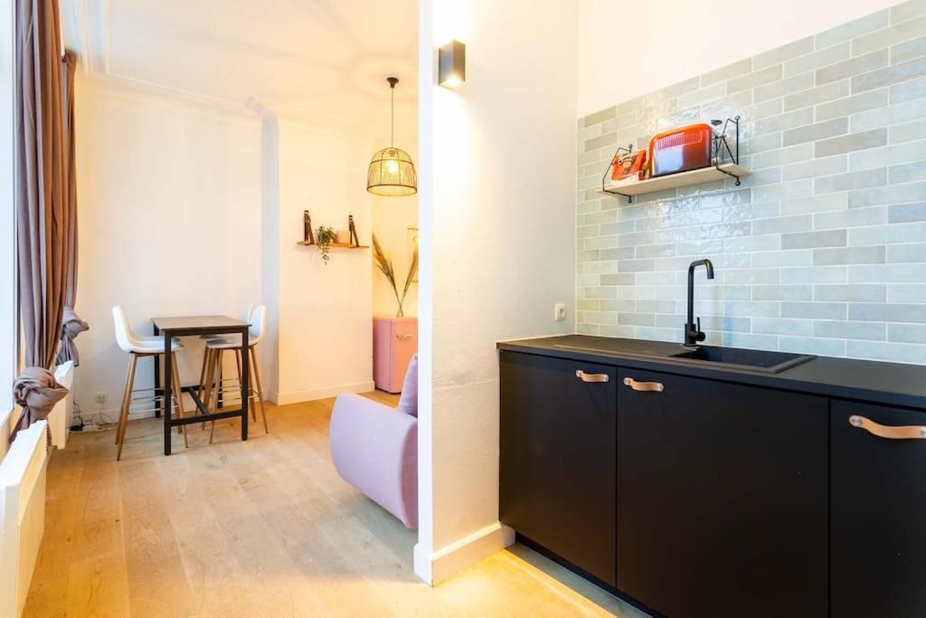 Pink Fairytale-Like Apartment Антверпен Екстериор снимка