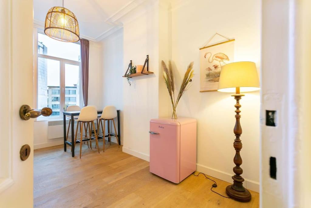 Pink Fairytale-Like Apartment Антверпен Екстериор снимка